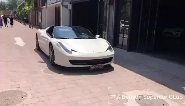 本森超跑俱乐部是国内最专业的超跑玩家俱乐部,我们专为爱车的你而打造。在这里,你可以尽情感受超级跑车带给你的驾控激情以及会员专属增值服务。 我们的会员有着鲜明的生活态度,独具个性富有主张。他们对爱车的要求,已不止于豪华的价值,而是渴望获得更多个性化的选择,以彰显自己独特的个性和品位。本森超跑俱乐部拥有各种品牌的超跑、豪车,还可根据你的要求定制超跑颜色等满足你日趋多样的要求与追求。 你讲究生活格调,你对细节一丝不苟。我们坚持为你提供性能卓越的超跑,为你打造优质的服务,给您安心保障。如果您已是超跑、豪车车主,本