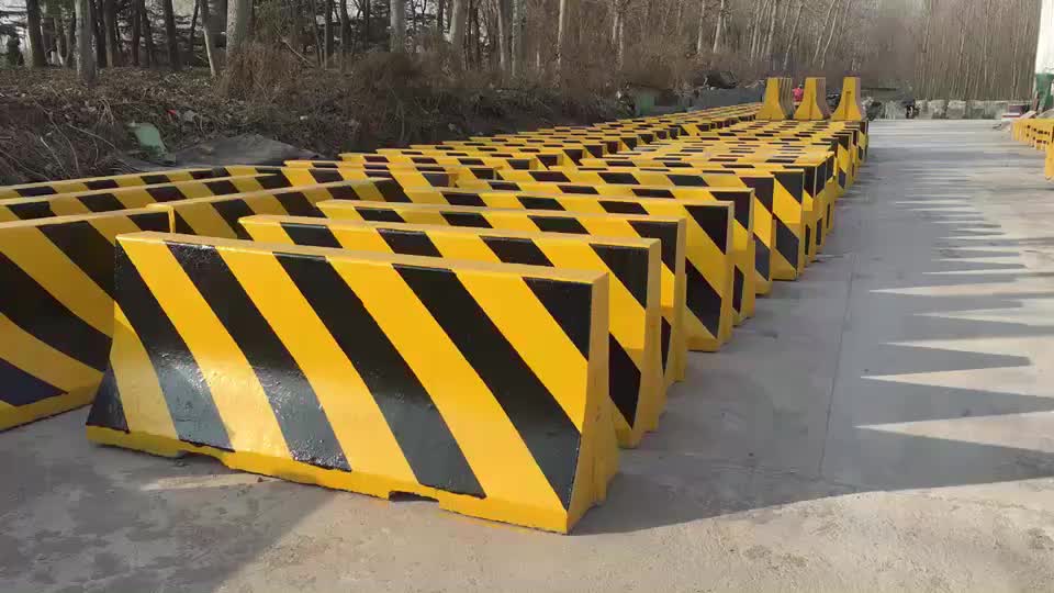 20080高速路口专用黄黑水泥隔离墩生产完成