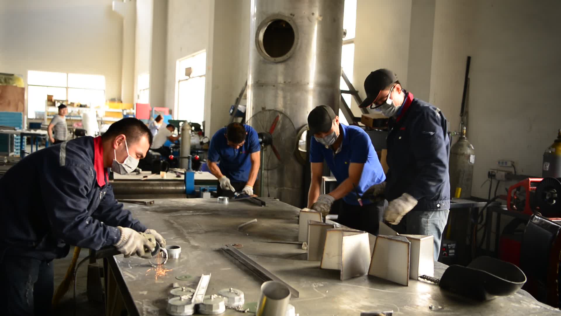 车间员工在努力工作,为了即将交货的产品,保证每一件产品的质量