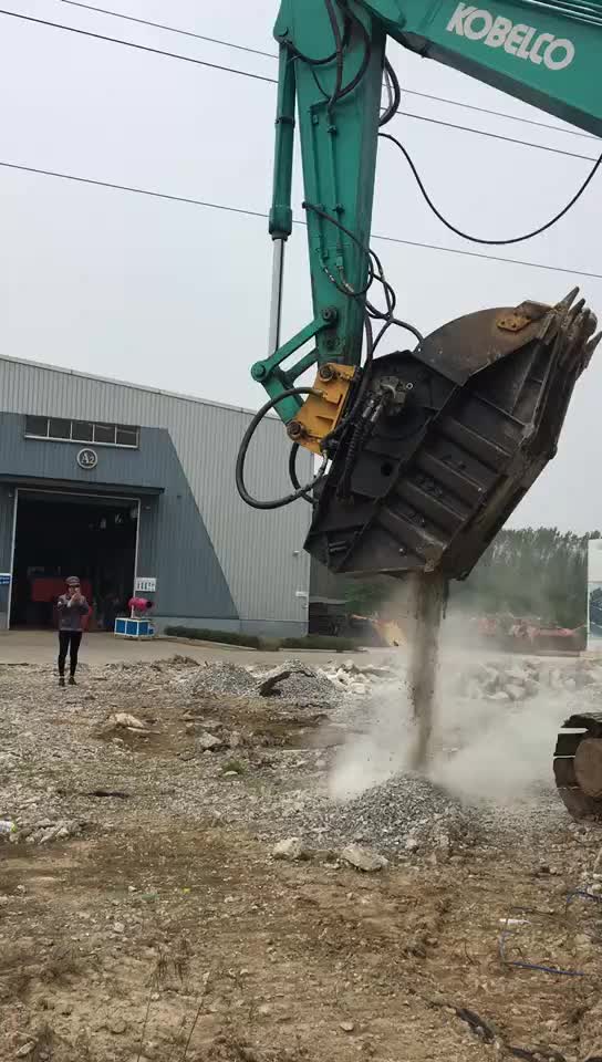 挖掘机破碎斗挖机移动破碎机粉碎青石破碎建筑垃圾
